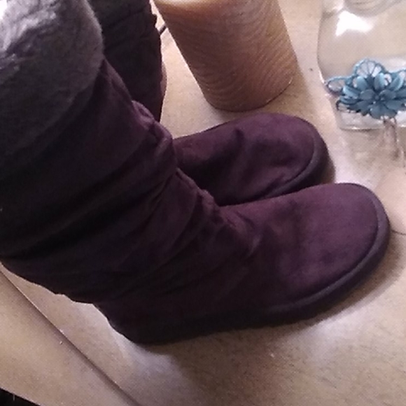 Like NEW Skechers Chocolate Suade/ Fur Top - Picture 11 of 12